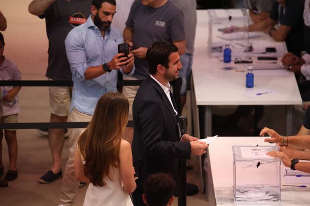 ESP Real Madrid Presidential Elections 2026 Enrique Riquelme during the Real Madrid presidential elections 2026 Voters approaching to cast their vote for Florentino Perez or Enrique Riquelme as the next president of Real Madrid at the Real Madrid City Basketball Pavilion, located in Valdebebas, on June 7, 2026 in Madrid Madrid Spain Futbol Copyright: xAgenciaxLOFx