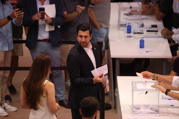 ESP Real Madrid Presidential Elections 2026 Enrique Riquelme during the Real Madrid presidential elections 2026 Voters approaching to cast their vote for Florentino Perez or Enrique Riquelme as the next president of Real Madrid at the Real Madrid City Basketball Pavilion, located in Valdebebas, on June 7, 2026 in Madrid Madrid Spain Futbol Copyright: xAgenciaxLOFx