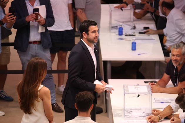ESP Real Madrid Presidential Elections 2026 Enrique Riquelme during the Real Madrid presidential elections 2026 Voters approaching to cast their vote for Florentino Perez or Enrique Riquelme as the next president of Real Madrid at the Real Madrid City Basketball Pavilion, located in Valdebebas, on June 7, 2026 in Madrid Madrid Spain Futbol Copyright: xAgenciaxLOFx