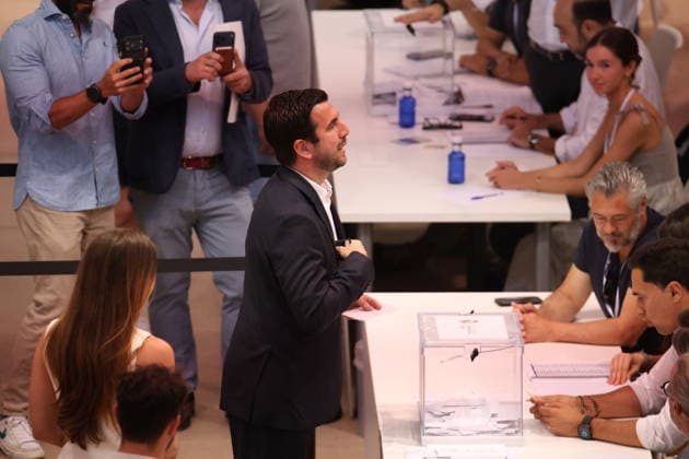 ESP Real Madrid Presidential Elections 2026 Enrique Riquelme during the Real Madrid presidential elections 2026 Voters approaching to cast their vote for Florentino Perez or Enrique Riquelme as the next president of Real Madrid at the Real Madrid City Basketball Pavilion, located in Valdebebas, on June 7, 2026 in Madrid Madrid Spain Futbol Copyright: xAgenciaxLOFx