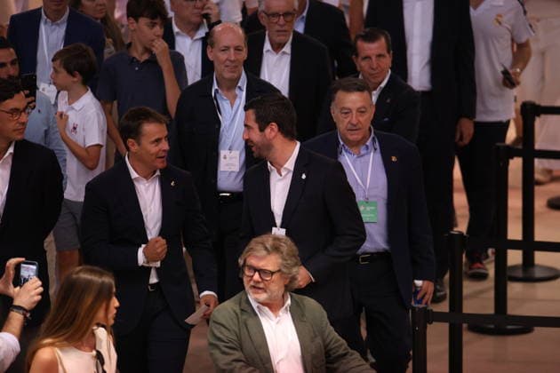 ESP Real Madrid Presidential Elections 2026 Enrique Riquelme during the Real Madrid presidential elections 2026 Voters approaching to cast their vote for Florentino Perez or Enrique Riquelme as the next president of Real Madrid at the Real Madrid City Basketball Pavilion, located in Valdebebas, on June 7, 2026 in Madrid Madrid Spain Futbol Copyright: xAgenciaxLOFx