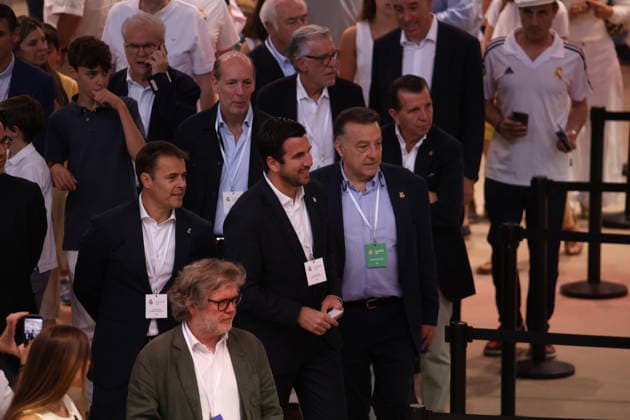 ESP Real Madrid Presidential Elections 2026 Enrique Riquelme during the Real Madrid presidential elections 2026 Voters approaching to cast their vote for Florentino Perez or Enrique Riquelme as the next president of Real Madrid at the Real Madrid City Basketball Pavilion, located in Valdebebas, on June 7, 2026 in Madrid Madrid Spain Futbol Copyright: xAgenciaxLOFx