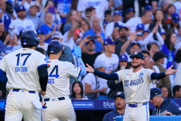 June 6, 2026, Los Angeles, California, USA: Andy Pages 44 of the Los Angeles Dodgers is showered with sunflower seeds by Alex Freeland 76 after hitting a home run during a regular season MLB, Baseball Herren, USA game against the Los Angeles Angels on Saturday June 6, 2026 at Dodger Stadium in Los Angeles, California. Dodgers defeat Angels, 9-2. JAVIER ROJAS PI Dodgers Defeat Angels, 9-2  - ZUMAp124 20260606_zaa_p124_068 Copyright: xJavierxRojasx