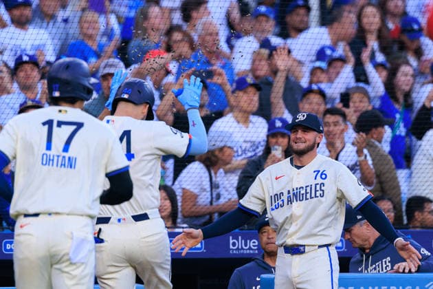 June 6, 2026, Los Angeles, California, USA: Andy Pages 44 of the Los Angeles Dodgers is showered with sunflower seeds by Alex Freeland 76 after hitting a home run during a regular season MLB, Baseball Herren, USA game against the Los Angeles Angels on Saturday June 6, 2026 at Dodger Stadium in Los Angeles, California. Dodgers defeat Angels, 9-2. JAVIER ROJAS PI Dodgers Defeat Angels, 9-2  - ZUMAp124 20260606_zaa_p124_069 Copyright: xJavierxRojasx