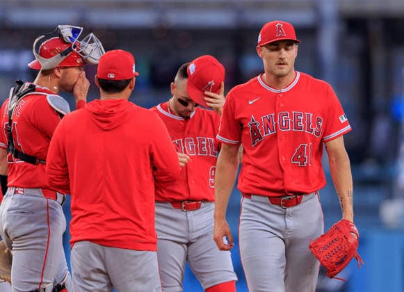 June 6, 2026, Los Angeles, California, USA: Starting pitcher, Jack Kochanowicz 41 of the Los Angeles Angels returns to the dugout after being relieved in the first inning in a regular season MLB, Baseball Herren, USA game against the Los Angeles Dodgers on Saturday June 6, 2026 at Dodger Stadium in Los Angeles, California. Dodgers defeat Angels, 9-2. JAVIER ROJAS PI Dodgers Defeat Angels, 9-2  - ZUMAp124 20260606_zaa_p124_070 Copyright: xJavierxRojasx