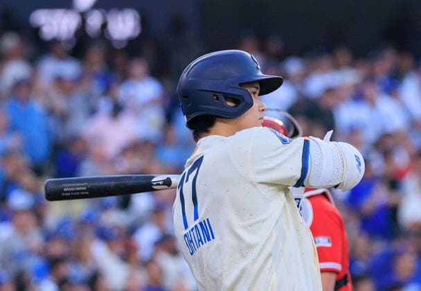 June 6, 2026, Los Angeles, California, USA: Shohei Ohtani 17 of the Los Angeles Dodgers gets ready to bat during a regular season MLB, Baseball Herren, USA game against the Los Angeles Angels on Saturday June 6, 2026 at Dodger Stadium in Los Angeles, California. Dodgers defeat Angels, 9-2. JAVIER ROJAS PI Dodgers Defeat Angels, 9-2  - ZUMAp124 20260606_zaa_p124_076 Copyright: xJavierxRojasx