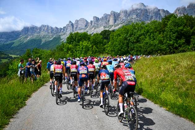 Tour Auvergne - Rhone-Alpes 2026 Stage 1 SAINT-ISMIER, FRANCE - JUNE 07 : Illustration picture of the peloton during stage 1 of the 78th edition of Tour Auvergne - Rhone-Alpes an UCI World Tour 2.UWT cycling road race stage for Men Elite of 146.2 km with start in Vizille and finish in Saint-Ismier on June 7, 2026 in Saint-Ismier, France, 07 06 2026 ( Motordriver Guy De Vuyst - Saint-Ismier France  Copyright: xVincentxKalutx