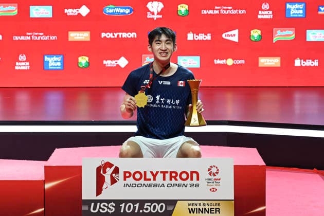 (260607) -- JAKARTA, June 7, 2026 -- Winner Victor Lai poses for photos during the awarding ceremony after the men s singles final match between Jonatan Christie of Indonesia and Victor Lai of Canada at the Indonesia Open 2026 badminton tournament in Jakarta, Indonesia, June 7, 2026. ) (SP)INDONESIA-JAKARTA-BADMINTON-INDONESIA OPEN-MEN S SINGLES-FINAL VerixSanovri 