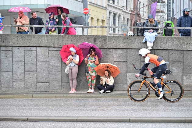 GER; Ironman Hamburg 07.06.2026, GER; Ironman Hamburg, Jedermaenner im Bild Feature Zuschauer mit Regenschirm und Radfahrer *** GER Ironman Hamburg 07 06 2026, GER Ironman Hamburg, Everyman in the picture feature spectator with umbrella and cyclist nordphotoxGmbH xWitke nph00002