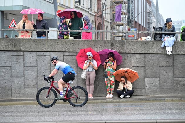 GER Ironman Hamburg 07 06 2026, GER Ironman Hamburg, Everyman in the picture feature spectator with umbrella and cyclist nordphotoxGmbH xWitke nph00002