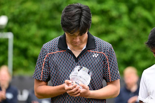 Tennis Lexus Birmingham Open WTA125 ATP, Tennis Herren Challenger Takaru Yuzuki of Japan looks at his runners up trophy during the Lexus Birmingham Open WTA125 ATP Challenger tennis at Edgbaston Priory Club, Birmingham, UK on 7 June 2026. Birmingham Edgbaston Priory Club West Midlands UK Editorial use only , Copyright: xDennisxGoodwinx PSI-24321-0043