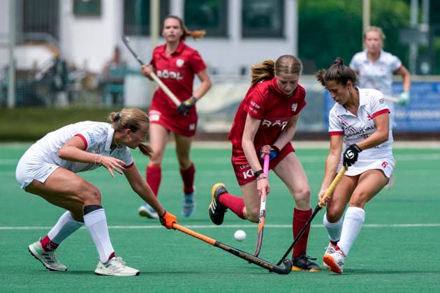 v.li.: Linn Häffner (TSVMH, 14), Ella Förtsch (NHTC, 38), Eliana Beatriz Von Der Heyde (TSVMH, 6), Zweikampf, Spielszene, Duell, duel, tackle, tackling, Dynamik, Action, Aktion, 07.06.2026, Mannheim (Deutschland), Hockey, 2. Bundesliga, Gruppe Süd, Damen, TSV Mannheim - Nürnberger HTC *** from left Linn Häffner TSVMH, 14 , Ella Förtsch NHTC, 38 , Eliana Beatriz Von Der Heyde TSVMH, 6 , duel, duel scene, duel, tackle, tackling, dynamics, action, action, 07 06 2026, Mannheim Germany , Hockey, 2 Bundesliga, Group South, Women, TSV Mannheim Nürnberger HTC xozx