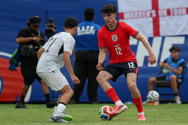 RECORD DATE NOT STATED 6th June 2026; Raymond James Stadium, Tampa, Florida, United States of America; Friendly International Football, England versus New Zealand; Tino Livramento of England controls the ball while being defended by Elijah Just of New Zealand DavidxBuono