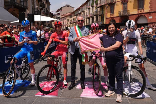 The blue jersey Netherlands™s Demi Vollering of FDJ United , The red jersey Italy™s Elisa Balsamo of Lidl - Trek™s, The pink jersey Netherlands™s Anna van der Breggen of Team SD Worx - Protime™s , The white jersey Canada™s Isabella Holmgren of Lidl - Trek™s with Mayor of saluzzo Franco Demaria, during Stage 9 of the Giro d™Italia Women, from Saluzzo to Saluzzo, Italy, Sunday, June 7, 2026.  Copyright: xDavidexSpada Lapressex