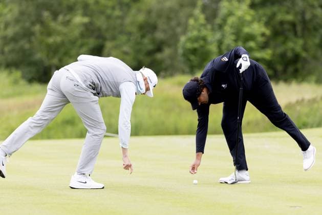 BADHOEVEDORP - Sebastian Söderberg (SWE) and Eugenio Chacarra (SPA) in action on the final day of the KLM Open golf tournament at golf club The International. SANDER KONING ANP xVIxANPxSportx xxANPxIVx 560373397 originalFilename: 560373397.jpg