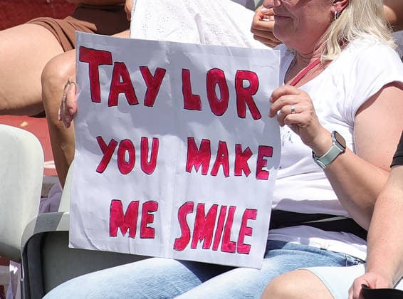 07 06 2026, Boss Open 2026, ATP Tour 250 Stuttgart, TTC Weissenhof, Tennis, Sport, in the picture Taylor Fritz USA fan with poster