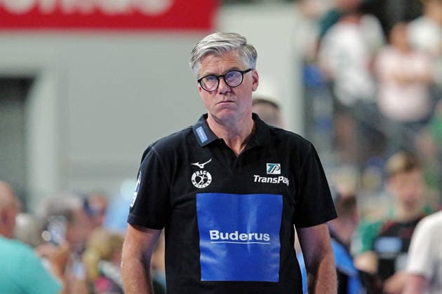 07 06 2026, xovx, Handball Daikin Handball Bundesliga, HSG Wetzlar SC Magedeburg Coach Runar Sigtryggsson HSG Wetzlar looks tense before the game against SC Magdeburg Wetzlar Buderus Arena Hessen Germany EN