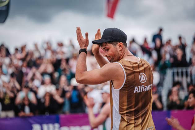 Beach volleyball men Allianz German Beach Tour 2026 Tour stop Berlin 07 06 2026 Sven Winter applauds the fans Berlin Funkhaus Beach Berlin Germany