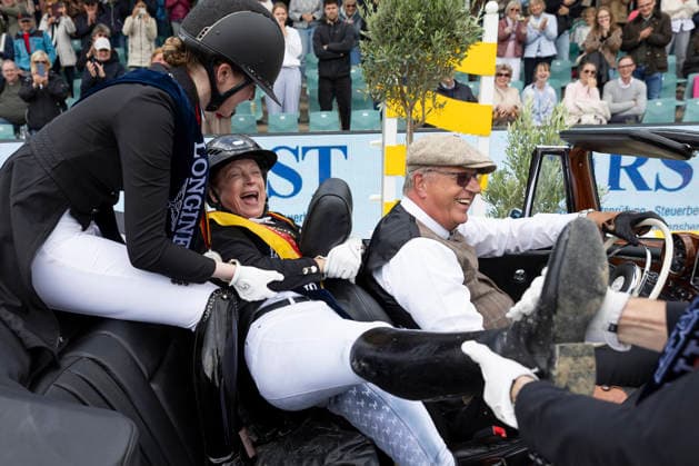 Isabell WERTH GER, mi moechte nicht in den Wassergraben, Semmieke ROTHENBERGER GER, left, and Raphael NETZ GER, right do not make it, on the lap of honor, joy, cheers, laughter, Dressage 03 Longines Grand Optimum Prize, German Championships Grand Prix Kuer 2026, Dressage, Balve Germany, on 07 06 2026 Â