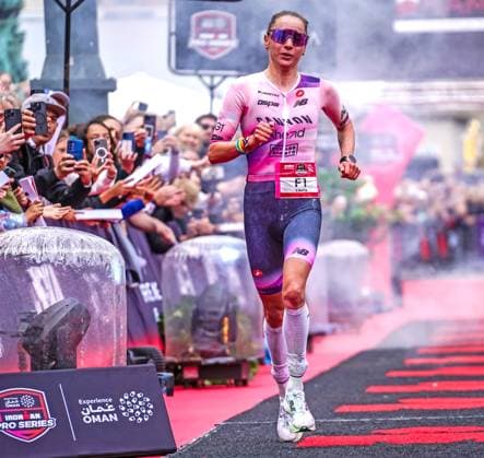 Ironman Hamburg - Laura Philipp kämpft sich nach furiosem Marathon auf Platz 2 07.06.26: Die deutsche Top-Triathletin Laura Philipp sichert sich nach einer spektakulären Aufholjagd den zweiten Platz beim Ironman Hamburg (Ironman-Europameisterschaft der Pro-Frauen) am 7. Juni 2026. Nach einer Schwächephase auf dem Rad ging Philipp als Siebte auf die Laufstrecke und lief mit einem packenden Marathon noch bis auf Rang zwei vor (Endzeit: 8:12:29 Stunden), knapp hinter Siegerin Solveig Løvseth Hamburg Hamburg Deutschland *** Ironman Hamburg Laura Philipp fights her way to second place after a furious marathon 07 06 26 Top German triathlete Laura Philipp secures second place at the Ironman Hamburg European Pro Womens Ironman Championship on June 7, 2026 After a weak phase on the bike, Philipp started the run in seventh place and ran a thrilling marathon to finish in second place in a time of 8 12 29 hours, just behind winner Solveig Løvseth Hamburg Hamburg Germany 260607_im_hh_jr0003