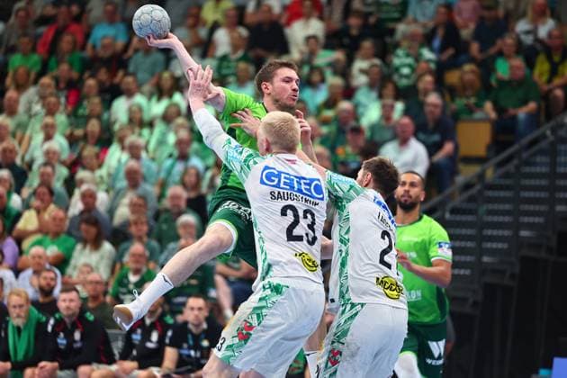 Torwurf von Dominik Mappes (HSG Wetzlar, 07) im Zweikampf mit Magnus Saugstrup (SC Magdeburg, 23, links) und Albin Lagergren (SC Magdeburg, 21) GER, HSG Wetzlar vs SC Magdeburg, Handball, 1. Bundesliga, 34. Spieltag, Spielzeit 2025 2026, 07.06.2026 GER, HSG Wetzlar vs SC Magdeburg, Handball, 1. Bundesliga, 34. Spieltag, Spielzeit 2025 2026, 07.06.2026 Wetzlar *** Goal throw by Dominik Mappes HSG Wetzlar, 07 in duel with Magnus Saugstrup SC Magdeburg, 23, left and Albin Lagergren SC Magdeburg, 21 GER, HSG Wetzlar vs SC Magdeburg, Handball, 1 Bundesliga, Matchday 34, Season 2025 2026, 07 06 2026 GER, HSG Wetzlar vs SC Magdeburg, Handball, 1 Bundesliga, Matchday 34, Season 2025 2026, 07 06 2026 Wetzlar Copyright: xEibner-Pressefoto RenexWeissx EP_RWS