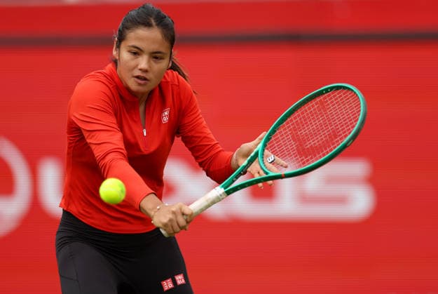 Emma Raducanu of GBR in action during practice HSBC Queen s Club Championships, Day Two, Tennis, Queen s Club, West Kensington, London, UK - 07 Jun 2026London Queen s Club United Kingdom  Copyright: xEllaxLing Shutterstockx 16915783bu