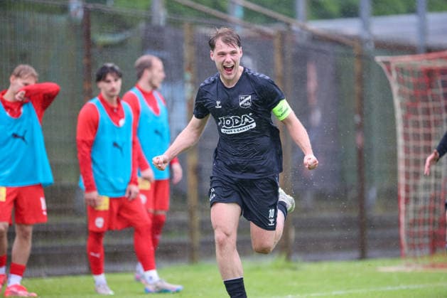 Torschütze Mats Klüver (SV Todesfelde, 10) mit Torjubel, Jubel, jubeln, jubelt, optimistisch, Spielszene, Highlight, Freude über das Tor zum 0:1, 07.06.2026, Bremen (Deutschland), Fussball, Aufstiegsrunde Regionalliga Nord, 1. FC Germania Egestorf-Langreder - SV Todesfelde *** Goalscorer Mats Klüver SV Todesfelde, 10 with goal celebration, cheering, jubilant, optimistic, match scene, highlight, joy about the goal to 0 1, 07 06 2026, Bremen Germany , football, promotion round Regionalliga Nord, 1 FC Germania Egestorf Langreder SV Todesfelde xobx