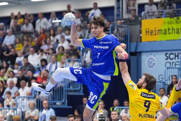 07 06 2026, xydrx, Handball, 1 HBL, VfL Gummersbach Rhein Neckar Löwen, Schwalbe Arena Julian Koester VfL Gummersbach, 7 in duel against Steven Plucnar Jacobsen Rhein Neckar Loewen, 9 Copyright: HMBxMedia YannisxDreimann
