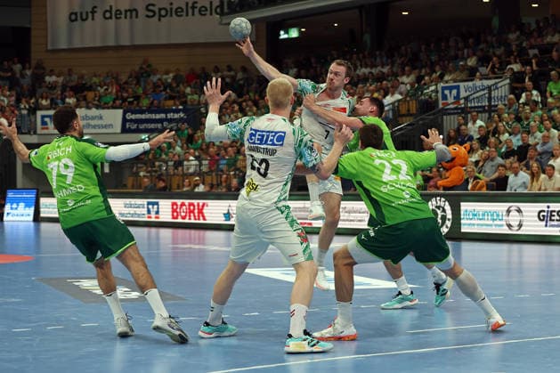 07 06 2026, xovx, Handball Daikin Handball Bundesliga, HSG Wetzlar SC Magedeburg v l Ahmet Nafea HSG Wetzlar , Gisli Thorgeir Kristjansson SC Magdeburg , Felix Claar SC Magdeburg , Josip Simic HSG Wetzlar , Jona Schoch HSG Wetzlar Wetzlar Buderus Arena Hessen Germany EN
