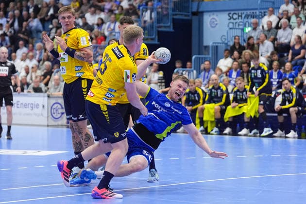 07 06 2026, xydrx, Handball, 1 HBL, VfL Gummersbach Rhein Neckar Löwen, Schwalbe Arena Haukur Thrastarson Rhein Neckar Loewen, 25 in duel against Kristjan Horzen VfL Gummersbach, 27 Copyright: HMBxMedia YannisxDreimann