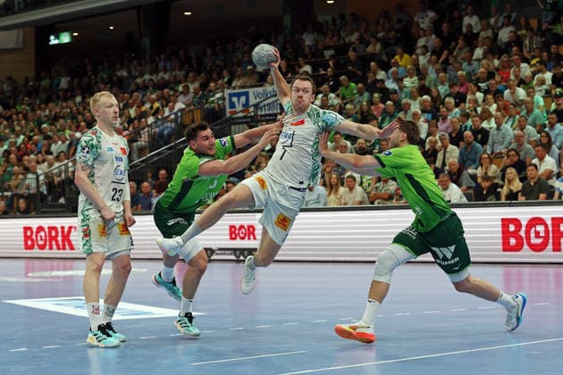 07 06 2026, xovx, Handball Daikin Handball Bundesliga, HSG Wetzlar SC Magedeburg v l Magnus Saugstrup SC Magdeburg , Josip Simic HSG Wetzlar , Felix Claar SC Magdeburg , Niklas Theiß HSG Wetzlar Wetzlar Buderus Arena Hessen Germany EN