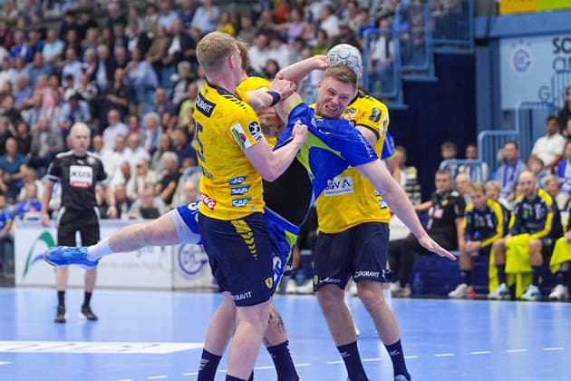 07 06 2026, xydrx, Handball, 1 HBL, VfL Gummersbach Rhein Neckar Löwen, Schwalbe Arena Haukur Thrastarson Rhein Neckar Loewen, 25 in duel against Kristjan Horzen VfL Gummersbach, 27 Copyright: HMBxMedia YannisxDreimann