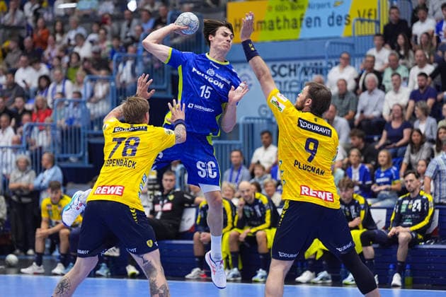 07 06 2026, xydrx, Handball, 1 HBL, VfL Gummersbach Rhein Neckar Löwen, Schwalbe Arena Miro Schluroff VfL Gummersbach, 15 in duel against Edwin Aspenbaeck Rhein Neckar Loewen, 78 and Steven Plucnar Jacobsen Rhein Neckar Loewen, 9 Copyright: HMBxMedia YannisxDreimann