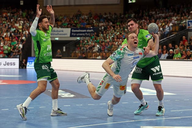 07 06 2026, xovx, Handball Daikin Handball Bundesliga, HSG Wetzlar SC Magedeburg v l Ahmet Nafea HSG Wetzlar , Omar Ingi Magnusson SC Magdeburg , Josip Simic HSG Wetzlar Wetzlar Buderus Arena Hessen Germany EN
