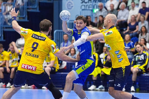 07 06 2026, xydrx, Handball, 1 HBL, VfL Gummersbach Rhein Neckar Löwen, Schwalbe Arena Ludvig Hallbaeck VfL Gummersbach, 20 in duel against Steven Plucnar Jacobsen Rhein Neckar Loewen, 9 and Lukas Sandell Rhein Neckar Loewen, 11 Copyright: HMBxMedia YannisxDreimann