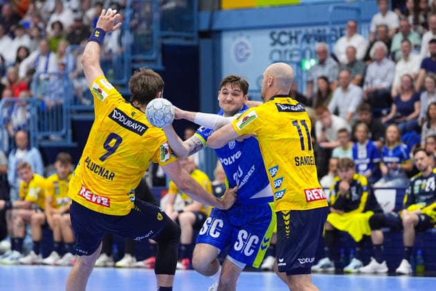 07 06 2026, xydrx, Handball, 1 HBL, VfL Gummersbach Rhein Neckar Löwen, Schwalbe Arena Ludvig Hallbaeck VfL Gummersbach, 20 in duel against Steven Plucnar Jacobsen Rhein Neckar Loewen, 9 and Lukas Sandell Rhein Neckar Loewen, 11 Copyright: HMBxMedia YannisxDreimann
