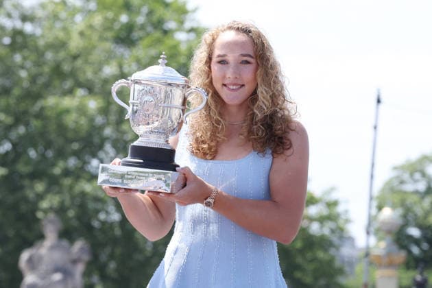 Mirra Andreeva Photocall - Paris Mirra Andreeva poses with the Coupe Suzanne Lenglen trophy during a photocall after her victory over Maja Chwalinska in the Women’s Singles Final match of the 2026 French Open Tennis tournament on Place de la Concorde on June 07, 2026 in Paris, France. Photo by Jerome Domine ABACAPRESS.COM Paris France  Copyright: xDominexJerome ABACAx
