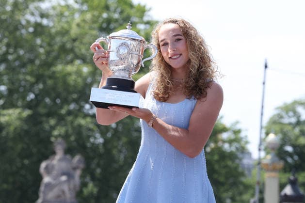 Mirra Andreeva Photocall - Paris Mirra Andreeva poses with the Coupe Suzanne Lenglen trophy during a photocall after her victory over Maja Chwalinska in the Women’s Singles Final match of the 2026 French Open Tennis tournament on Place de la Concorde on June 07, 2026 in Paris, France. Photo by Jerome Domine ABACAPRESS.COM Paris France  Copyright: xDominexJerome ABACAx