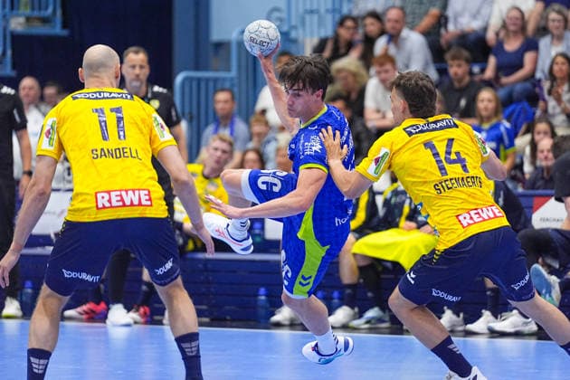 07 06 2026, xydrx, Handball, 1 HBL, VfL Gummersbach Rhein Neckar Löwen, Schwalbe Arena Miro Schluroff VfL Gummersbach, 15 in duel against Lukas Sandell Rhein Neckar Loewen, 11 and Gion Steenaerts Rhein Neckar Loewen, 14 Copyright: HMBxMedia YannisxDreimann