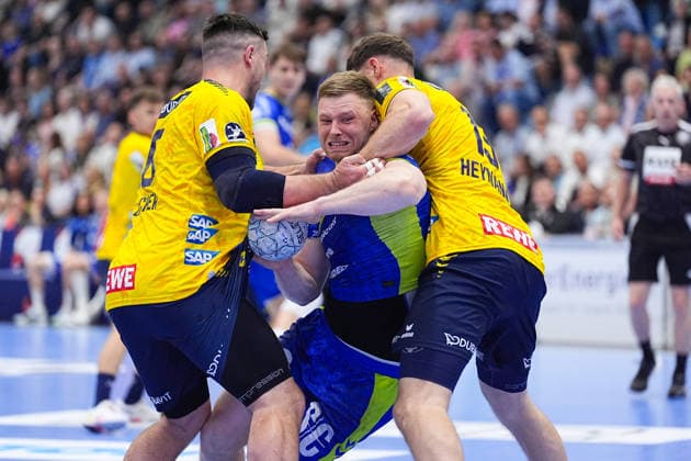 07.06.2026, xydrx, Handball, 1.HBL, VfL Gummersbach - Rhein-Neckar Löwen, Schwalbe-Arena: Jannik Kohlbacher (Rhein-Neckar Loewen, 80) und Sebastian Heymann (Rhein-Neckar Loewen, 13) im Zweikampf gegen Kristjan Horzen (VfL Gummersbach, 27) *** 07 06 2026, xydrx, Handball, 1 HBL, VfL Gummersbach Rhein Neckar Löwen, Schwalbe Arena Jannik Kohlbacher Rhein Neckar Loewen, 80 and Sebastian Heymann Rhein Neckar Loewen, 13 in a duel against Kristjan Horzen VfL Gummersbach, 27 Copyright: HMBxMedia YannisxDreimann