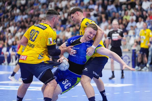 07 06 2026, xydrx, Handball, 1 HBL, VfL Gummersbach Rhein Neckar Löwen, Schwalbe Arena Jannik Kohlbacher Rhein Neckar Loewen, 80 and Sebastian Heymann Rhein Neckar Loewen, 13 in a duel against Kristjan Horzen VfL Gummersbach, 27 Copyright: HMBxMedia YannisxDreimann