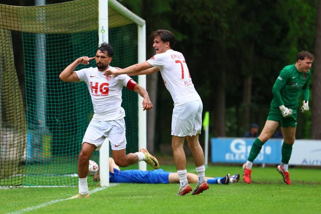 6 Bamo Karim (Eimsbütteler TV) bejubelt mit 77 Tom Politz (Eimsbütteler TV) seinen Treffer zum 2:0. Fußball I Herren I Aufstiegsrunde zur Regionalliga Nord I Saison 2025-2026 I 3. Spiel I Eimsbütteler TV - Blumenthaler SV I 07.06.2026 I A-Platz Heeslingen *** 6 Bamo Karim Eimsbütteler TV celebrates his goal with 77 Tom Politz Eimsbütteler TV 2 0 Football I Men I Promotion round to Regionalliga Nord I Season 2025 2026 I 3 Match I Eimsbütteler TV Blumenthaler SV I 07 06 2026 I A pitch Heeslingen