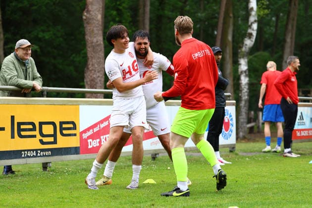6 Bamo Karim Eimsbütteler TV celebrates his goal with 77 Tom Politz Eimsbütteler TV 2 0 Football I Men I Promotion round to Regionalliga Nord I Season 2025 2026 I 3 Match I Eimsbütteler TV Blumenthaler SV I 07 06 2026 I A pitch Heeslingen