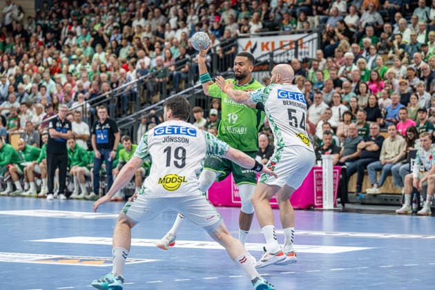 Handball Bundesliga HSG Wetzlar SC Magdeburg, 07 06 26 Philipp Ahouansou HSG Wetzlar, 19 , Elvar Oern Jonsson SC Magdeburg, 19 , Oscar Bergendahl SC Magdeburg, 54 Handball Bundesliga HSG Wetzlar SC Magdeburg Wetzlar, 07 06 26 Copyright: xBEAUTIFULxSPORTS Roeczeyx