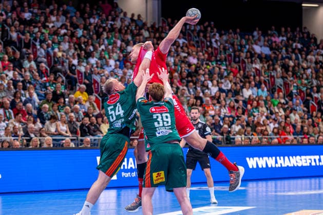 Justus Fischer TSV Hannover Burgdorf, No 54 Dainis KriÅ¡topÄns MT Melsungen, No 10 Lukas Stutzke TSV Hannover Burgdorf, No 39 v l , TSV Hannover Burgdorf green vs MT Melsungen red on matchday 34 of the 2025 2026 season in the DAIKIN Handball Bundesliga 07 06 2026, ZAG Arena Hannover, GER , Copyright: xJanxGuentherx xTSVxHannover-Burgdorfx