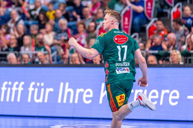 August Pedersen TSV Hannover Burgdorf, Nr 17 v l , TSV Hannover Burgdorf green vs MT Melsungen red on matchday 34 of the 2025 2026 season in the DAIKIN Handball Bundesliga 07 06 2026, ZAG Arena Hannover, GER , Copyright: xJanxGuentherx xTSVxHannover-Burgdorfx