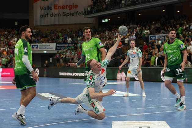 07 06 2026, xovx, Handball Daikin Handball Bundesliga, HSG Wetzlar SC Magedeburg v l Ahmet Nafea HSG Wetzlar , Jona Schoch HSG Wetzlar , Omar Ingi Magnusson SC Magdeburg , Felix Claar SC Magdeburg , Gisli Thorgeir Kristjansson SC Magdeburg Wetzlar Buderus Arena Hessen Germany EN