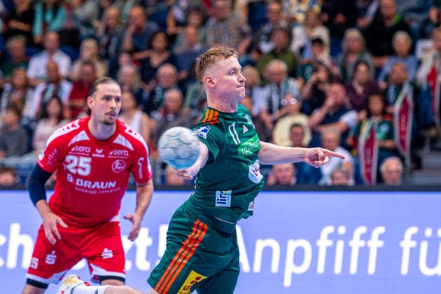 August Pedersen TSV Hannover Burgdorf, Nr 17 v l , TSV Hannover Burgdorf green vs MT Melsungen red on matchday 34 of the 2025 2026 season in the DAIKIN Handball Bundesliga 07 06 2026, ZAG Arena Hannover, GER , Copyright: xJanxGuentherx xTSVxHannover-Burgdorfx