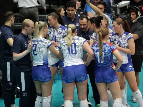 VOLLEYBALL - CEV ELW, AUT vs ISL SCHWECHAT,AUSTRIA,07.JUN.26 - VOLLEYBALL - CEV European League women, OEVV international match, Länderspiel, Nationalmannschaft Austria vs Iceland. Image shows head coach Massimo Pistoia (ISL) and his team.  GEPAxpictures xWalterxLuger