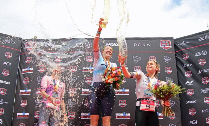Ironman in Hamburg 2026: Bierdusche nach der Siegerehrung. Die Norwegerin Solveig Lövseth (m.) gewinnt den EM-Titel. Laura Philipp (l. Deutschland) wird Zweite, Bronze geht an die Dänin Katrine Christensen (r.) *** Ironman in Hamburg 2026 Beer shower after the award ceremony Norways Solveig Lövseth m wins the European Championship title Laura Philipp l Germany comes second, bronze goes to Denmarks Katrine Christensen r